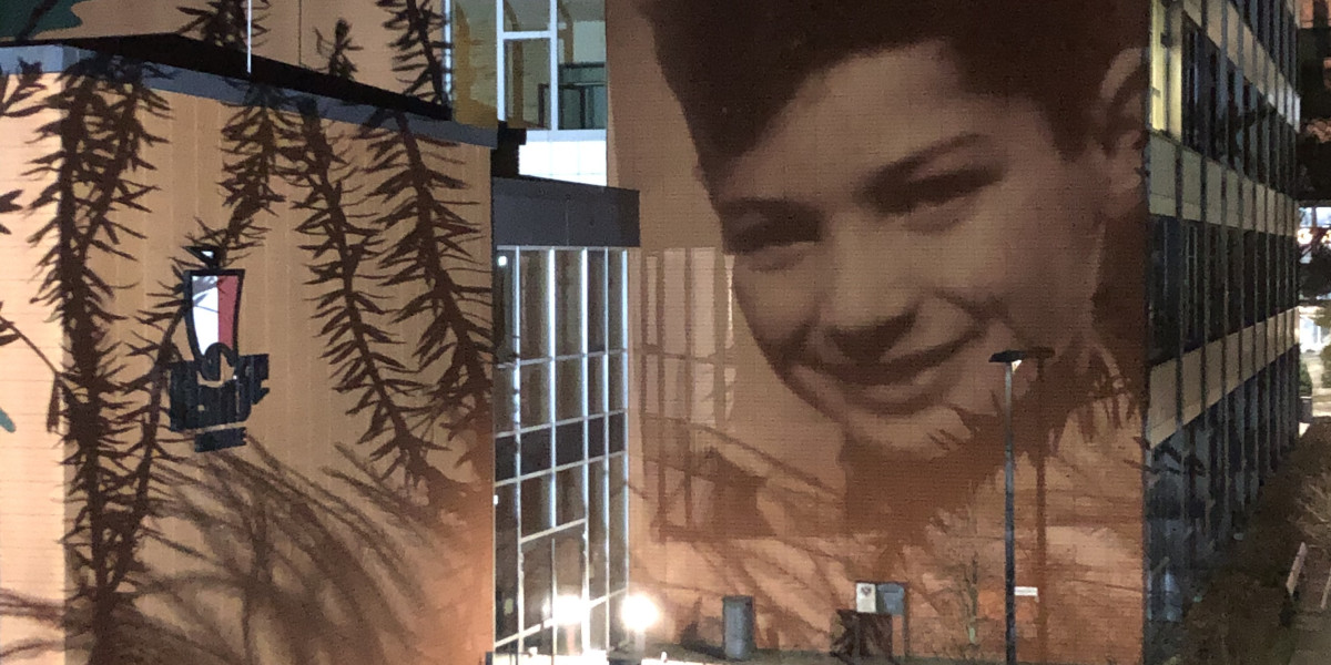Tswi Herschel, Überlebender des Holocaust, an die Fassade des Schulgebäudes projiziert von der Lichtinstallationskünstlerin Katrin Bethge